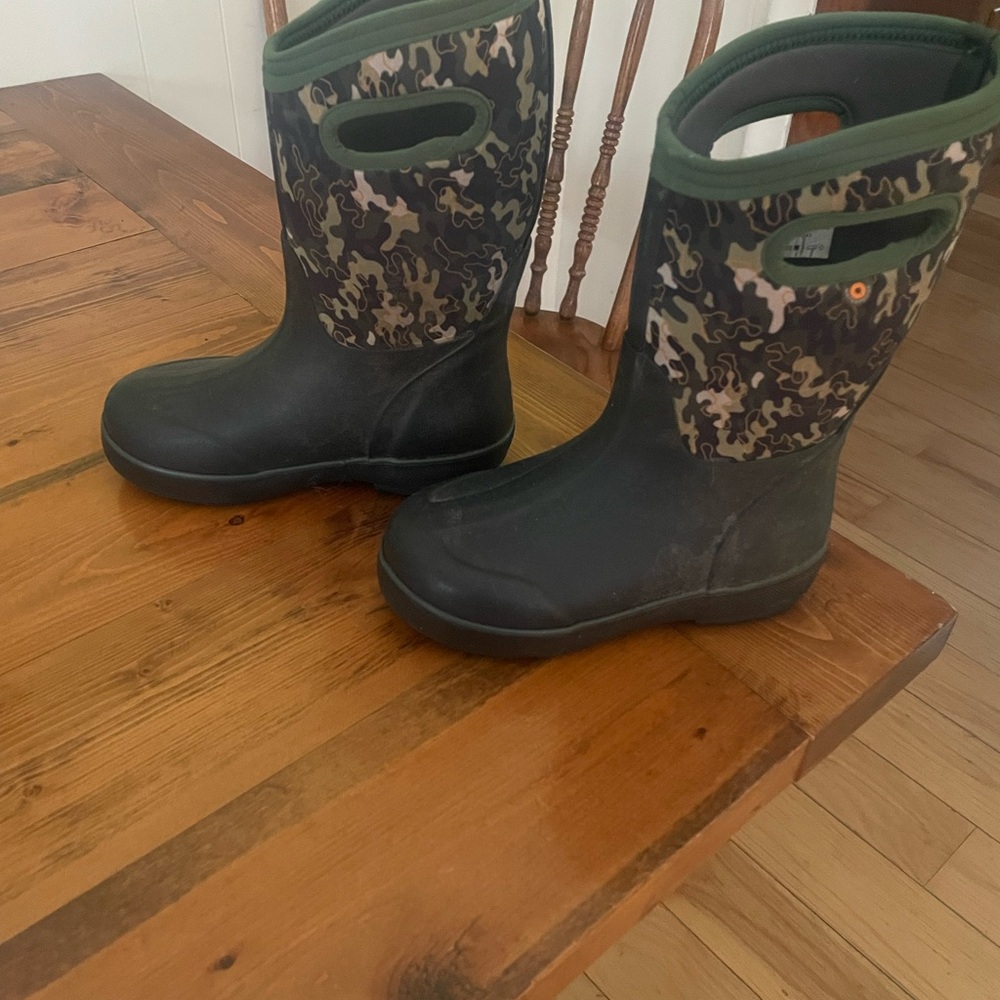 Bogs Kids Black and Green Camouflage Boots